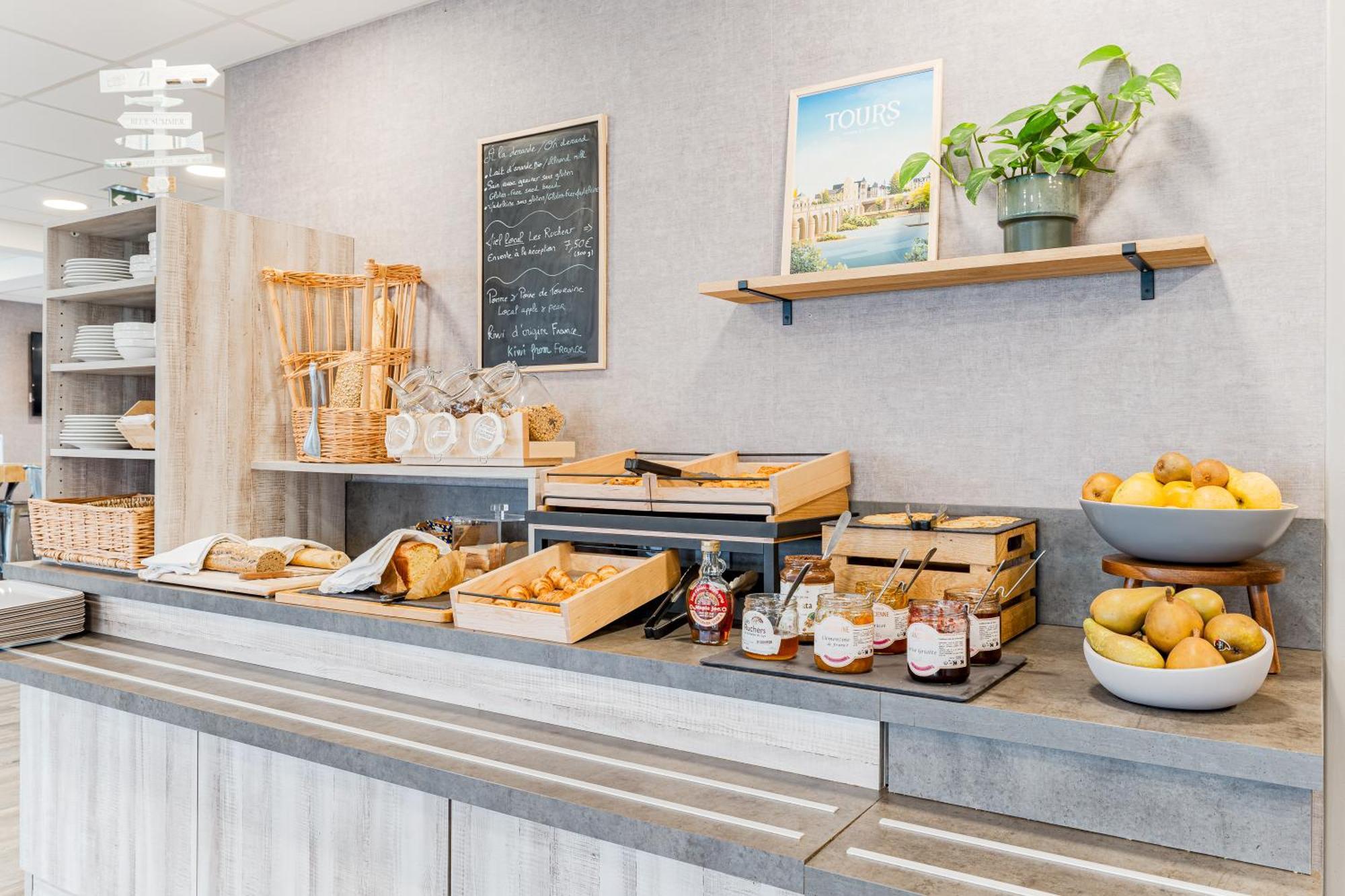 Kyriad Direct Tours Sud - Chambray Les Tours Eksteriør billede
